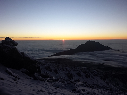 Surise am Kilimandscharo mit Mawenzi im Vordergrund.jpg